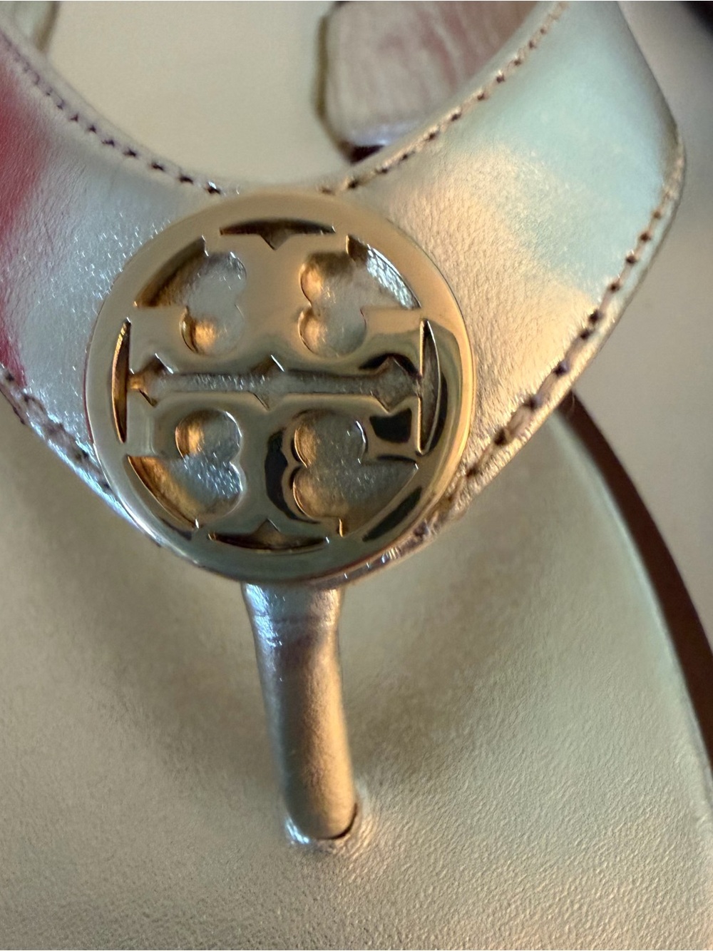 Tory Burch Benton Thong in Spark Gold Sandals. Sz. 6. - Picture 3 of 11